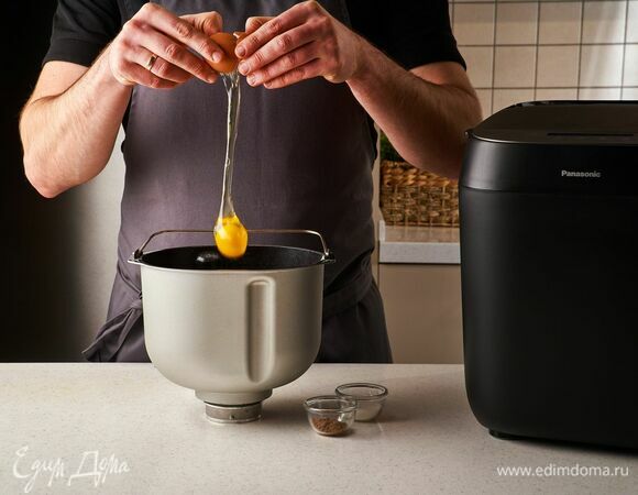 Добавьте куриное яйцо.