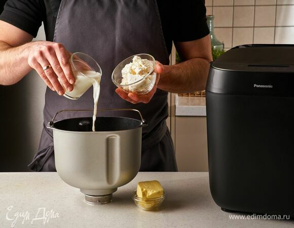 Затем влейте молоко, добавьте сливочное масло и творог.