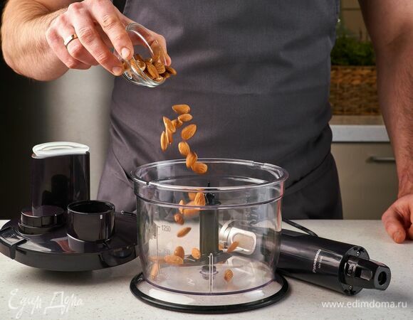 Измельчите орехи в блендере Panasonic MX-SS40.