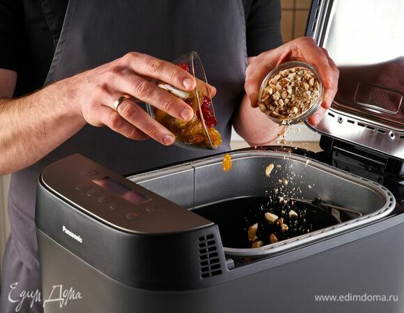 После звукового сигнала добавьте изюм, вяленую вишню и орехи (завершите добавление дополнительных ингредиентов, пока на дисплее мигает изображение рук). На дисплее отобразится время до конца процесса приготовления.