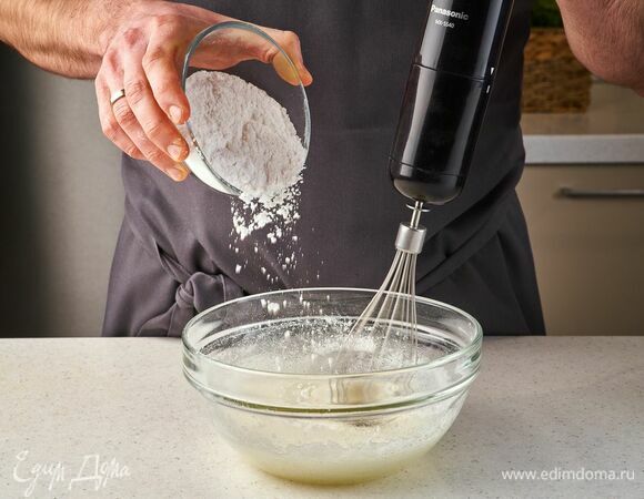 Для глазури взбейте яичные белки с сахарной пудрой.