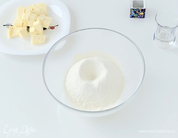 В просеянную муку добавить рубленное кубиками сливочное масло и соль.