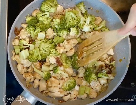 Для начинки. Брокколи разделить на соцветия и варить в кипящей воде в течение 7–8 минут. Мясо, лук, вяленые томаты и чеснок нарезать мелко. Разогреть сковороду, влить растительное масло, обжарить нарезанные лук и чеснок, добавить вяленые томаты, затем — мясо. Довести до готовности. Посолить и поперчить, перемешать и убрать с огня. Соединить мясную часть с брокколи, перемешать.