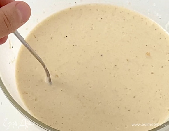 Для заливки. Сыр мелко натереть и соединить в миске со сливками, яйцами, мускатным орехом, солью и перцем. Все перемешать до однородности.