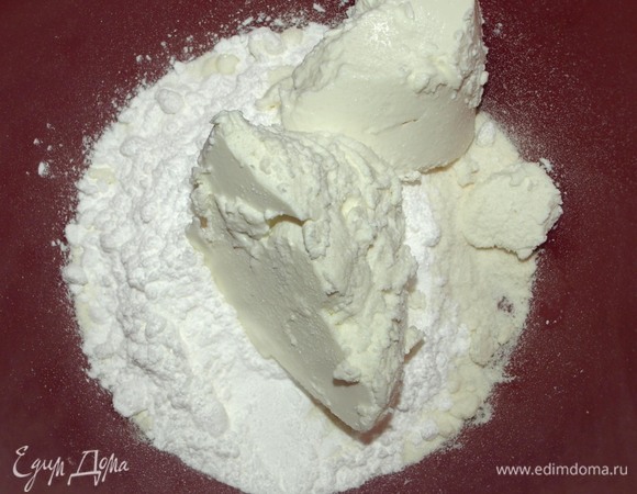 Соединить в миске кокосовую муку, рикотту, сахарную пудру и щепотку соли. Все тщательно перемешать. Должна получиться масса, которая не прилипает к рукам.