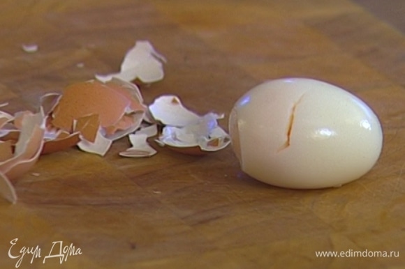 Яйцо отварить вкрутую, затем почистить и мелко порубить.