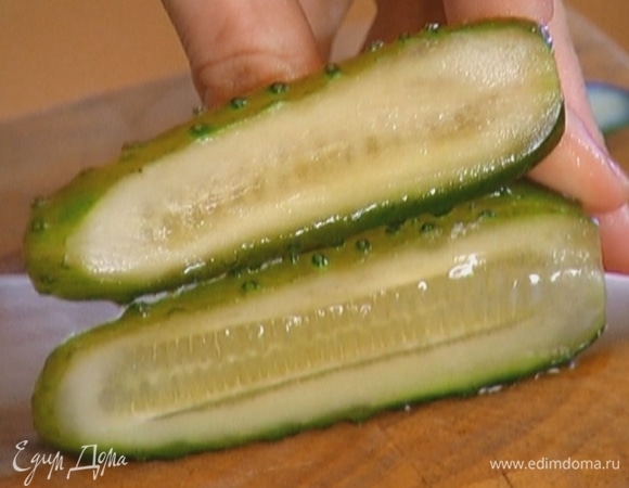 Огурец и маринованный шалот нарезать маленькими кубиками.