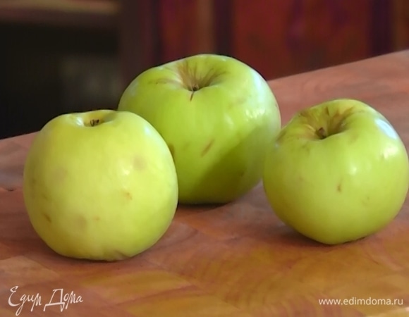 Яблоко мелко нарезать и полить лимонным соком.