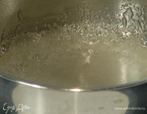 В небольшой сотейник всыпать 75 г сахара, добавить 1 ч. ложку воды и, непрерывно помешивая, сварить карамель, затем разлить ее в небольшие одноразовые формы для запекания.