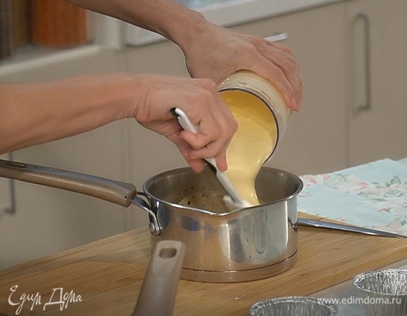 В слегка остывшие сливки частями ввести яичную смесь, все перемешать и влить в формочки на остывшую карамель.