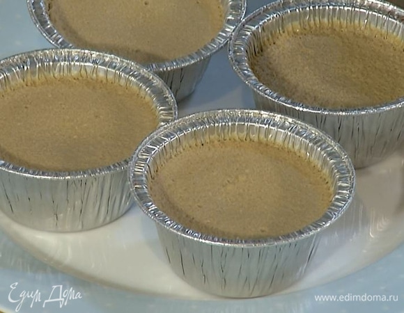 Готовить в печи на пару 15 минут либо поместить формочки в глубокий противень, заполнить его горячей водой до половины высоты формочек и отправить в разогретую до 180°С духовку на 30 минут.