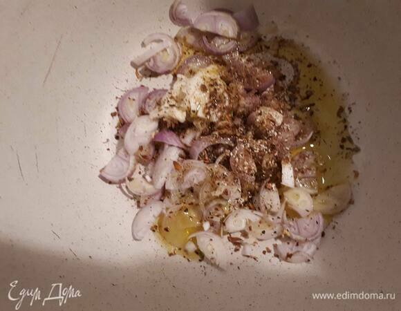 Нарежьте лук и галангал (корень — 3 см), раздавите чеснок и обжарьте в кастрюле вместе с молотыми специями.