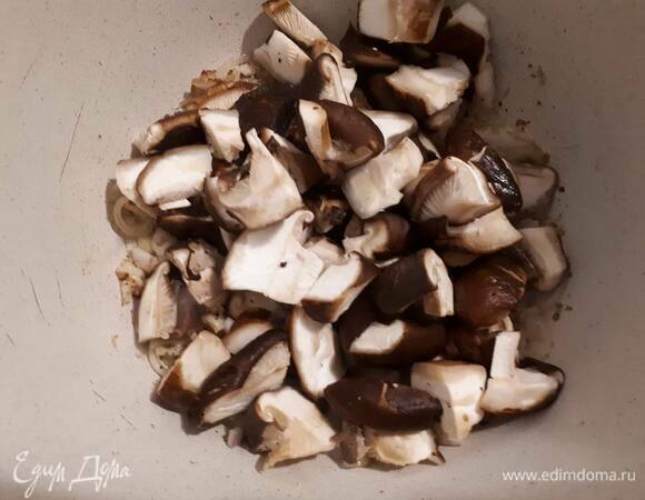 Нарежьте шиитаке, добавьте в кастрюлю и обжаривайте со всех сторон примерно 2 минуты.