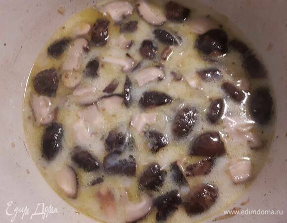 Влейте бульон (овощной бульонный кубик вполне подойдет) и молоко, посолите, доведите до кипения и проварите пару минут.