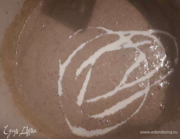 Снимите с огня и пюрируйте погружным блендером. Затем влейте сливки, хорошо размешайте и прогрейте, но не доводите до кипения.