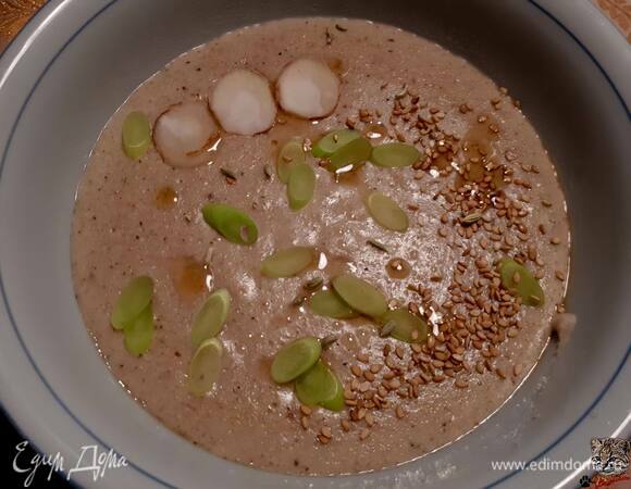 Тонко нарежьте чесночные стрелки и галангал. Подавайте с несколькими капельками кужнутного масла, кунжутом, чесночными стрелками и галангалом.