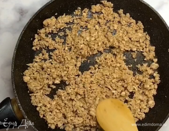 Жарим на сковороде с маслом несколько минут. Не зажариваем, чтобы фарш остался сочным. Сыр нарезаем на брусочки.