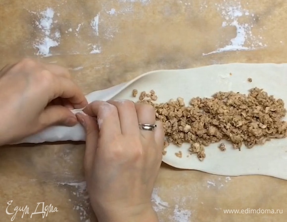 В середину выкладываем половину фарша и хорошо скрепляем тесто со всех сторон, чтобы получилась «колбаска». Со вторым кусочком поступаем так же: раскатываем тесто, выкладываем начинку из фарша.