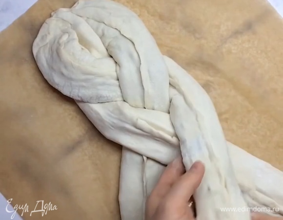 Выкладываем наши «колбаски» на противень с пекарской бумагой. Скрепляем сверху между собой и плетем косичку из теста.
