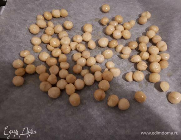 Выложите орехи на противень, поставьте в разогретую до 200°C духовку и запекайте 6 минут. Затем переверните орехи, чтобы они обжарились со всех сторон, и поставьте в духовку еще на 6 минут.