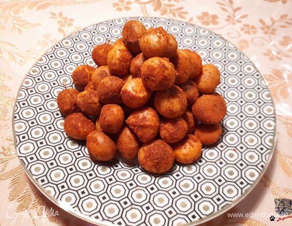 Готовые орехи обваляйте в специях. Можно подавать как горячими, так и холодными.