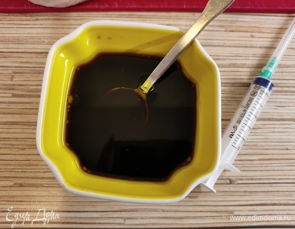 В миске смешать соевый соус, бальзамический уксус и оливковое масло. Тщательно перемешать.