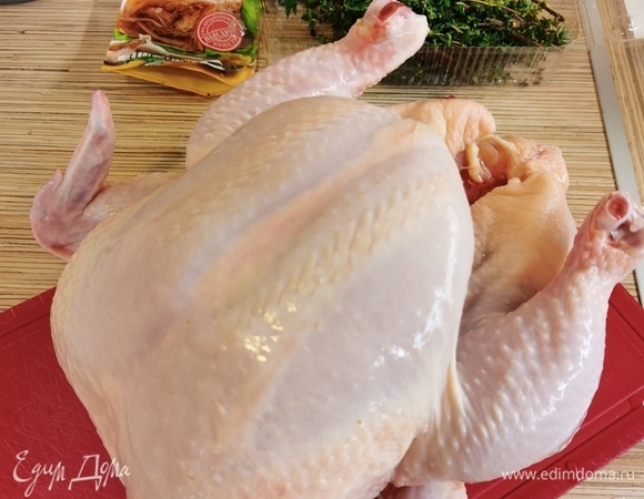 Курицу помыть тщательно и обсушить бумажным полотенцем.