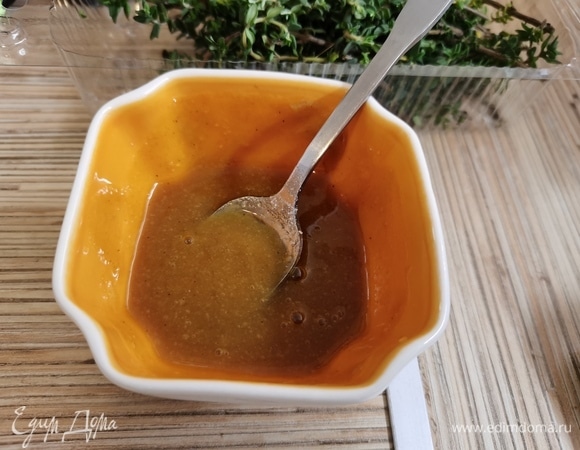 В другой миске делаем маринад: смешиваем мед, горчицу и соль.