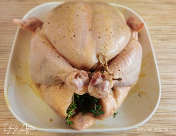 Даем промариноваться 2 часа при комнатной температуре. Выпекаем курицу при 180°C 1,5–2 часа. Если начнет гореть, то прикрываем сверху фольгой. Я выпекала 2 часа. Режим «верх-низ».