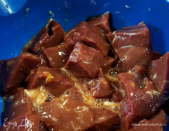 Печень помыть, обсушить. Очистить от пленки. Нарезать не очень большими кусками. Для маринада смешать все ингредиенты. Положить печень в маринад и оставить мариноваться на 2 часа.