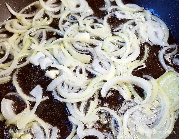 Лук нарезать полукольцами и обжарить до золотистого цвета. Переложить на тарелку.