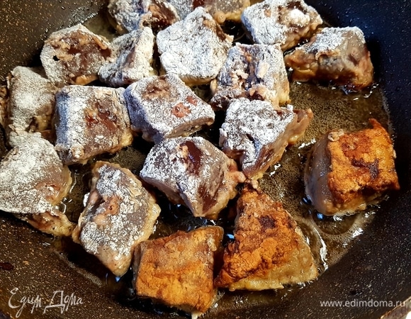 Кусочки печени обвалять в муке. Обжарить партиями до золотистой корочки.