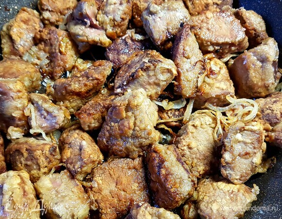 Вернуть в сковороду всю печень и лук. Огонь уменьшить до самого минимума. Накрыть сковороду крышкой и доготовить печень в течениие 10 минут.