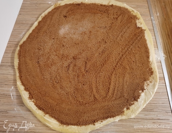 И щедро посыпать шоколадно-пряной смесью.