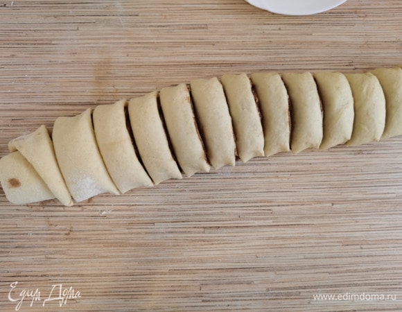 Скрутить в тугой рулет и нарезать на кусочки.