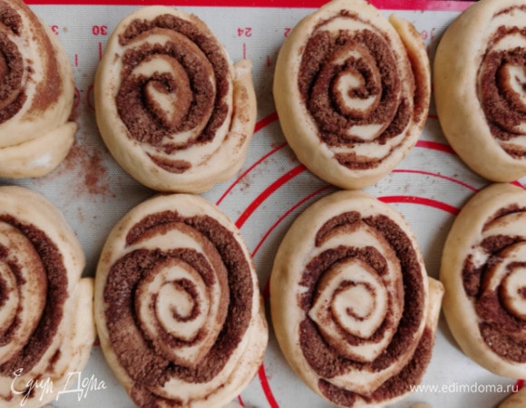 Противень застелить пекарской бумагой или силиконовым ковриком. Разложить булочки, оставляя небольшое расстояние.Накрыть полотенцем и дать подойти 10 минут.