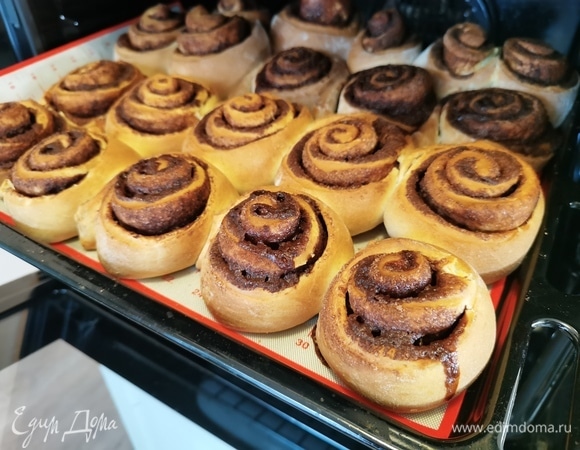 Подошедшие булочки выпекать в разогретой духовке при 180°C 30 минут.