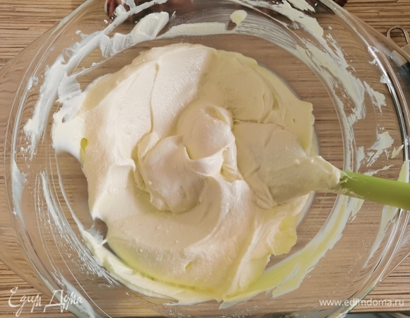 В это время смешать лопаткой мягкий творожный сыр со сливками, сахарной пудрой и ликером до однородного состояния.