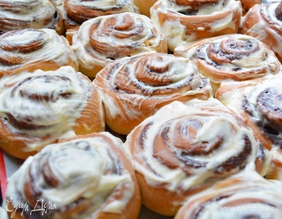 Достать готовые булочки и смазать обильно кремом. Немного остудить — и можно подавать! Приятного аппетита!