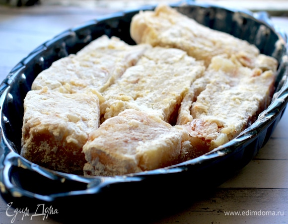 Выложить рыбу в форму для запекания (если форма большая, то кусочки выложить отдельно друг от друга). Нагреть духовку до 180°C. Брокколи разделить на соцветия. Бросить в кипящую воду, варить примерно 2 минуты, процедить на сите и бросить в подкисленную ледяную воду для сохранения цвета. Перед запеканием воду слить, брокколи слегка посыпать солью.