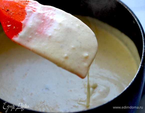 Сырный соус: всыпать муку в сковороду и прогреть. Перемешивая деревянной ложкой, жарить 1–2 минуты. Добавить масло, растопить, помешивая до соединения ингредиентов в вязкую массу. Постепенно влить горячий бульон, а затем — сливки, энергично помешивая венчиком, пока соус не станет однородным. В конце приправить солью, мускатным орехом и смешать с пармезаном.