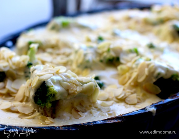 Выложить брокколи на рыбу, залить соусом.