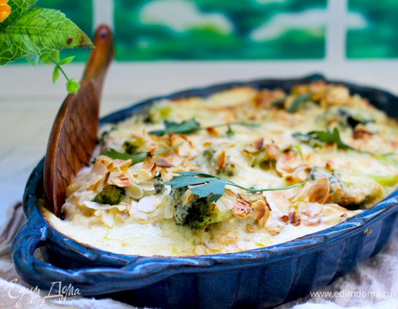 Посыпать миндальными хлопьями и поставить в разогретую духовку.