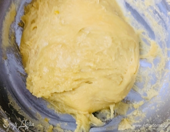 Слегка взбить яйца, добавить к ним масло, сахар. Поставить на паровую баню, постоянно помешивая. Как только масса приобретет однородность, добавить мед. Затем — соль и гашенную соду. Минут через 10 при постоянном помешивании добавить 270 г просеянной муки, помешивать до однородности в течение 5 минут.