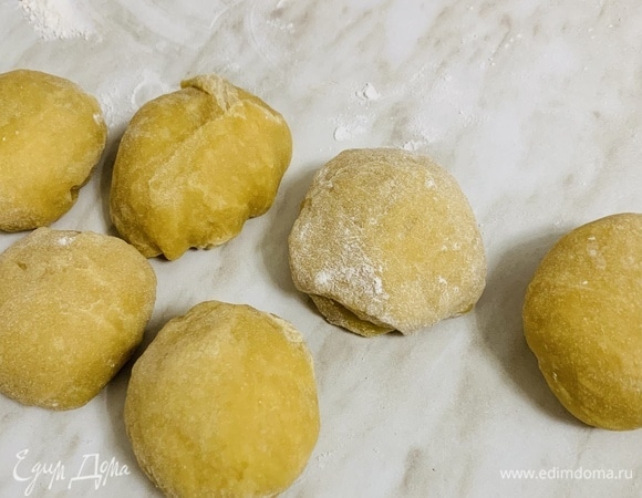 Разделить тесто на 6–7 равных частей.