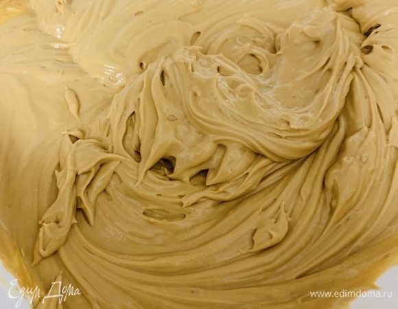 Готовим крем. В вареную сгущенку добавить масло комнатной температуры и взбить до однородности.