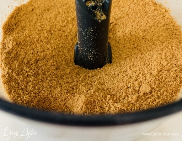 Испеченные края теста измельчить блендером до состояния мелкой крошки.