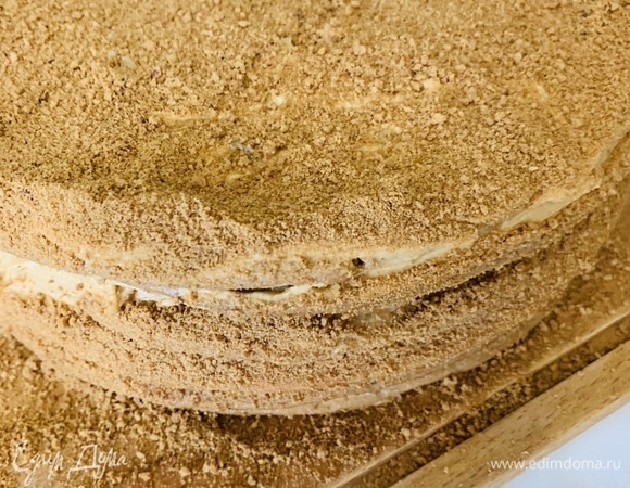 Верхний корж промазать кремом и весь торт посыпать измельченной крошкой.