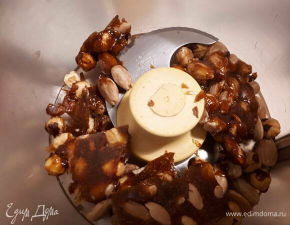 Разломайте получившуюся плитку и измельчите в комбайне.