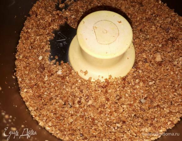 Сначала у нас получится прален — крошка, которая не липнет. Его тоже часто используют в различных кондитерских рецептах.